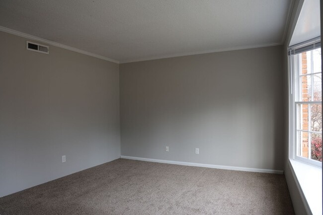 Building Photo - 510 S Vermont St