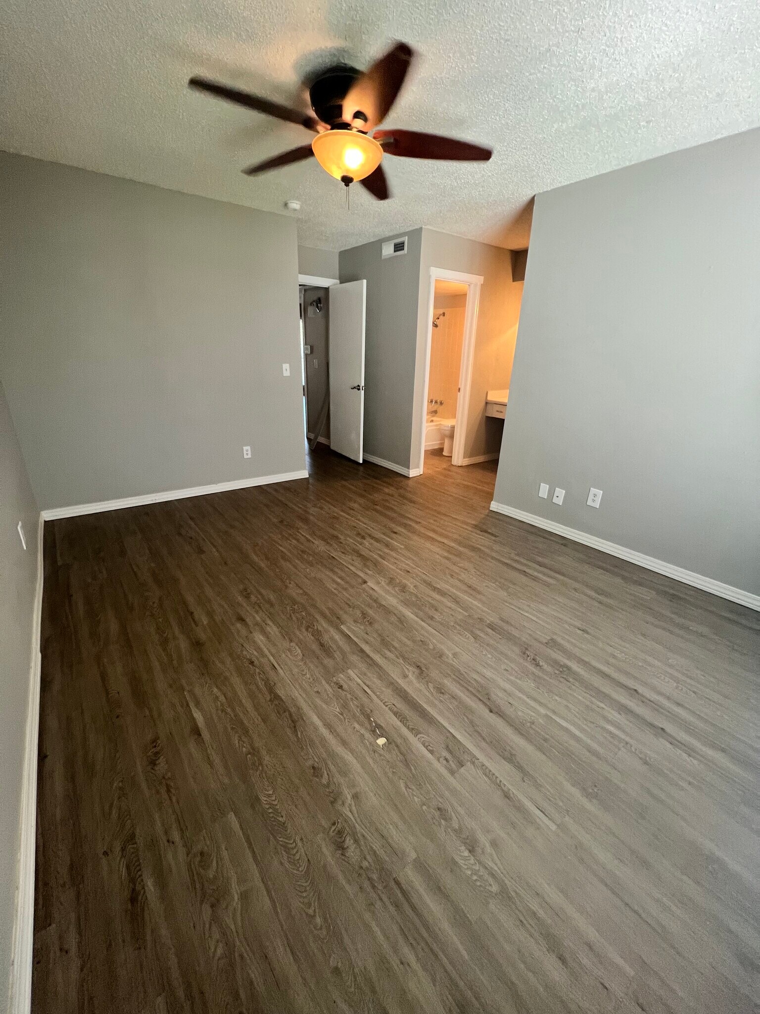 Building Photo - 825 Red Bird Ln