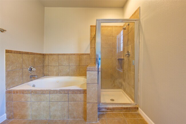 Building Photo - 5527 Gatesprings Ln