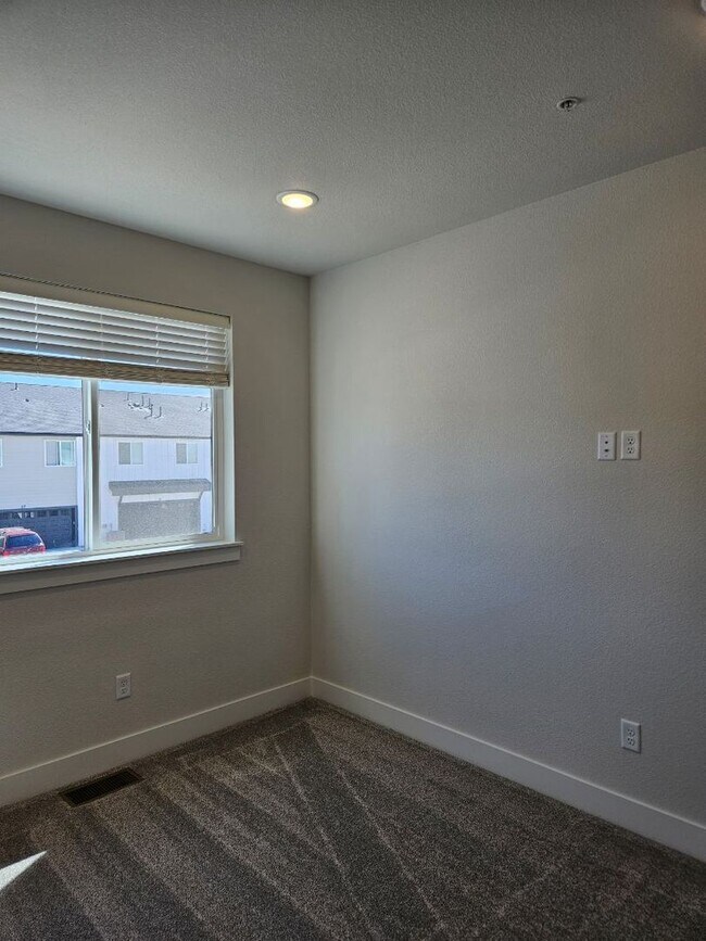 Building Photo - Beautiful 3 bedroom Condo