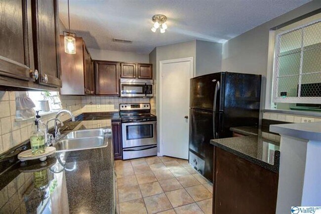 Building Photo - THREE BEDROOM/TWO BATH SPACIOUS RANCH - GR...