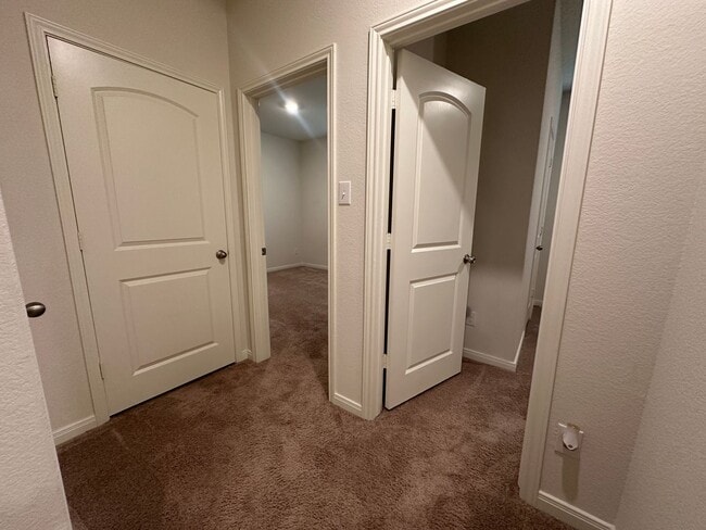 Building Photo - For Lease | 3 Bed, 2 Bath | 1,552 Sq Ft | ...
