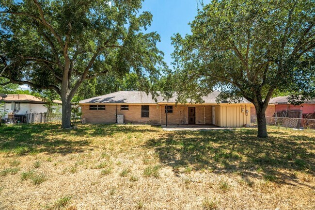 Building Photo - 612 La Vista Ave
