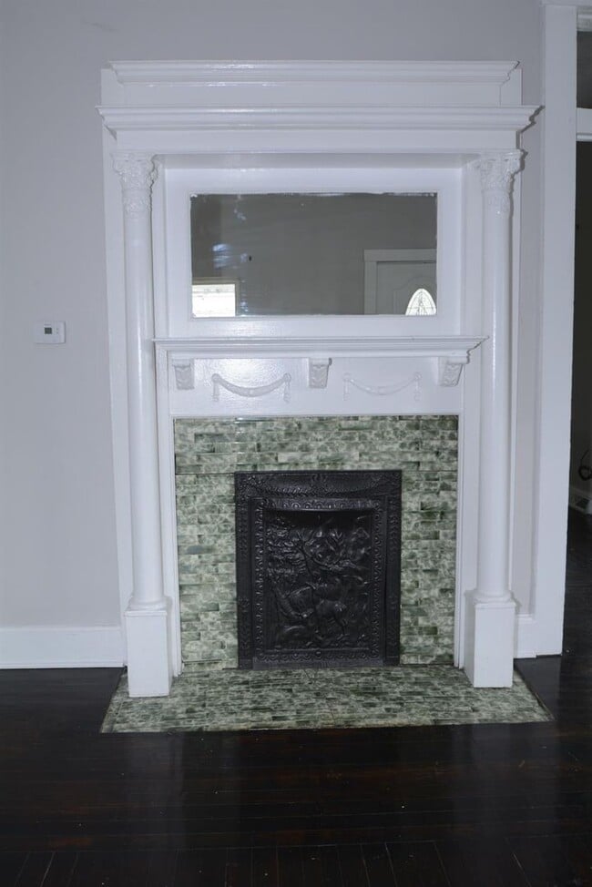 Building Photo - Cute 2 bed 1 Bath Home!  Huge Walk in Closet!!!!