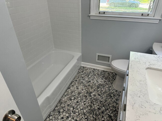 Building Photo - Beautifully Remodeled Three Bedroom Home!!