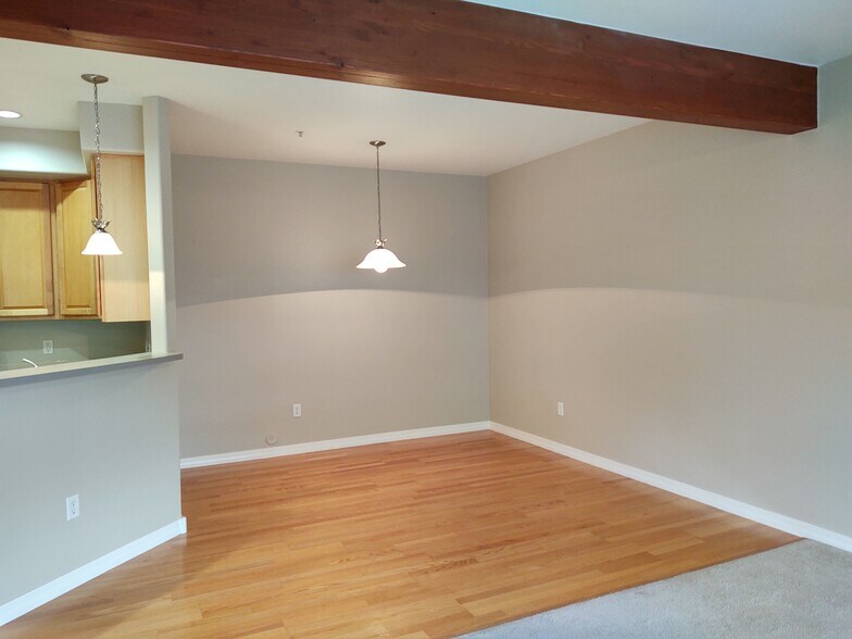 Building Photo - 5220 Boardwalk Dr