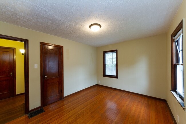 Building Photo - 1 bed 1 bath. Located in desirable Christi...