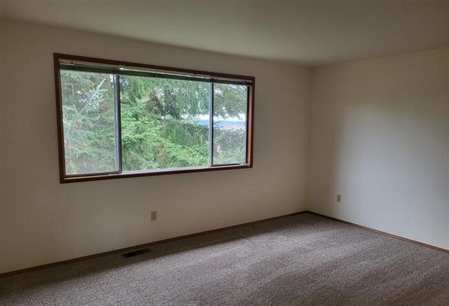 Building Photo - Spacious 4 Bedroom 2.5 Bathroom House loca...