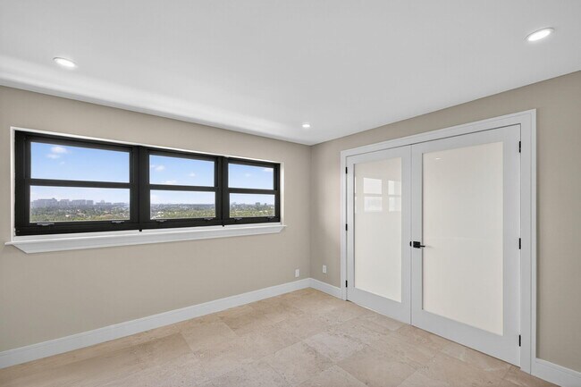 Building Photo - 3200 Port Royale Dr N