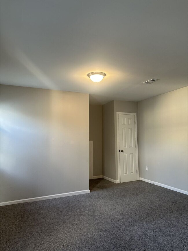 Building Photo - 482 E Markison Ave
