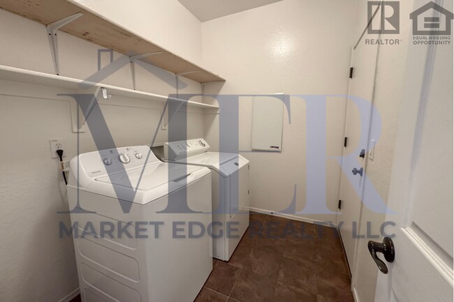 Building Photo - 3Bed/2Bath House in Buckeye! Ready for Immediate Move-In! -- FENCED-IN YARD!