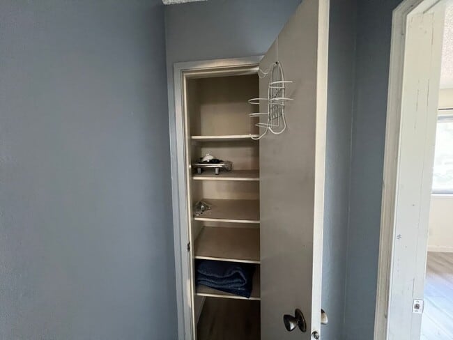 Building Photo - 2-bedroom condo near shopping & restaurants!