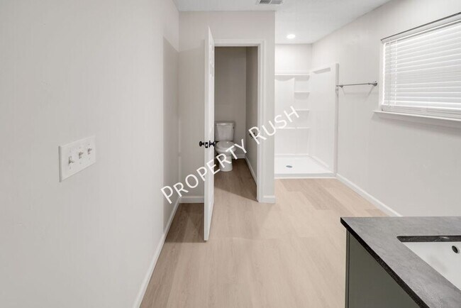 Building Photo - 1104 Queens Dr