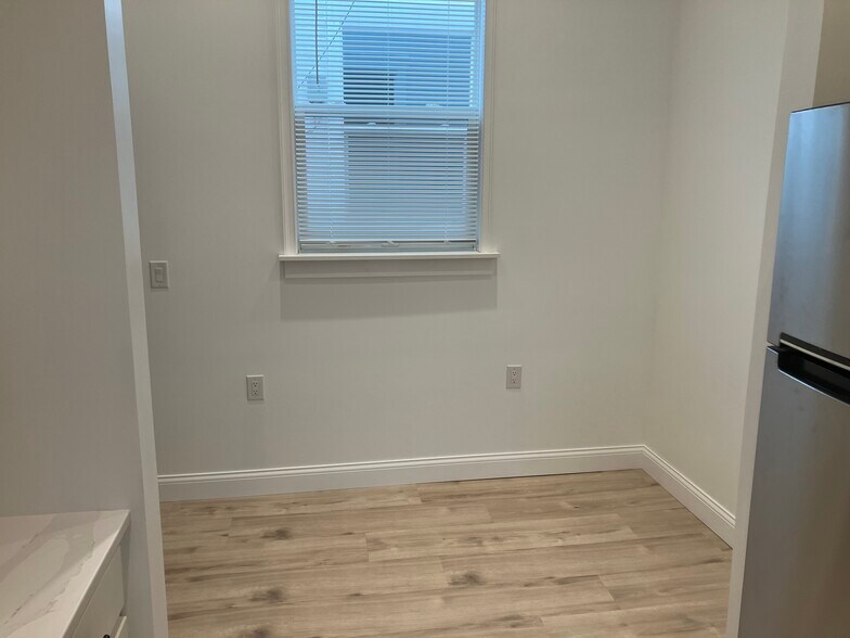 Building Photo - 513 1/2 S Main St