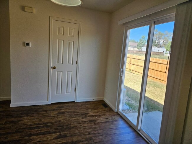 Building Photo - Adorable 2 bedroom townhome Available ASAP!