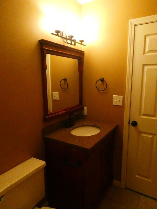 Building Photo - 3 Bedroom 2.5 Bath- Off Broadway Condominiums