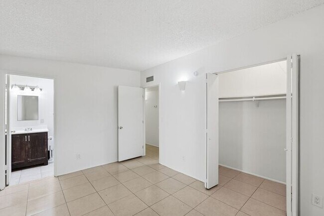 Building Photo - Bright 3-Bed Tucson Rental Home with Expansive Fenced Backyard Near U of A