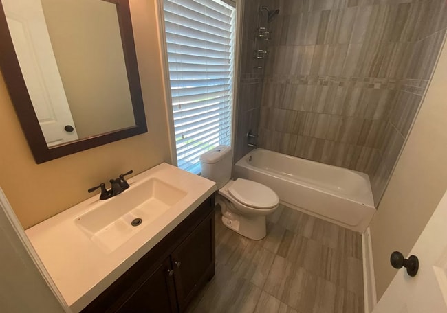 Building Photo - 3 Bedroom/2.5 Bath