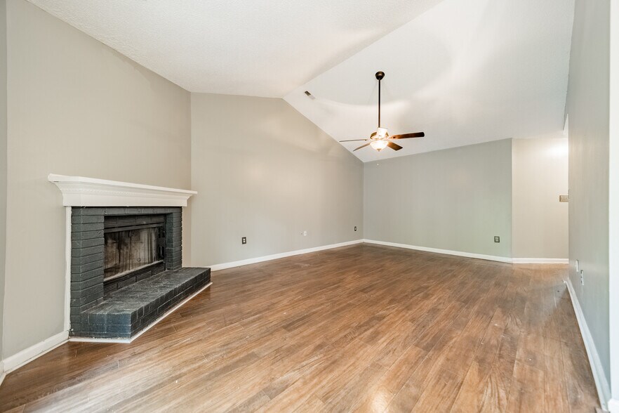 Building Photo - Room in House on Sherington Way