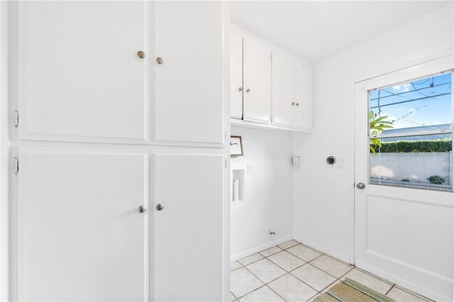 Building Photo - 6682 Alexandria Dr