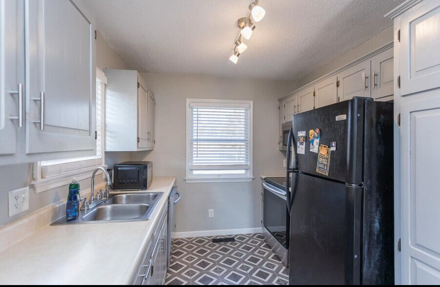 Building Photo - 302 S Dogwood Dr
