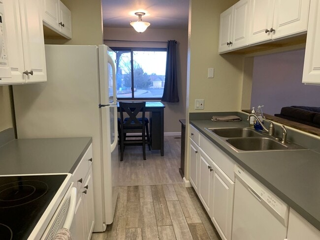 Building Photo - Low Maintenance Ranch Condo