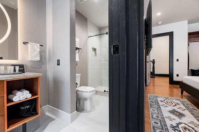 Building Photo - 1011 Canal St