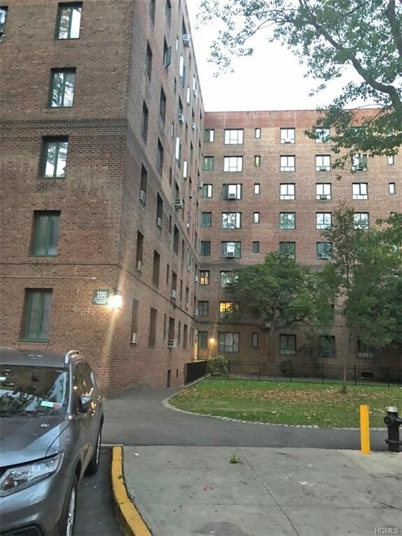 2100 E Tremont Ave 2100 E Tremont Ave The Bronx NY 10462 Apartment