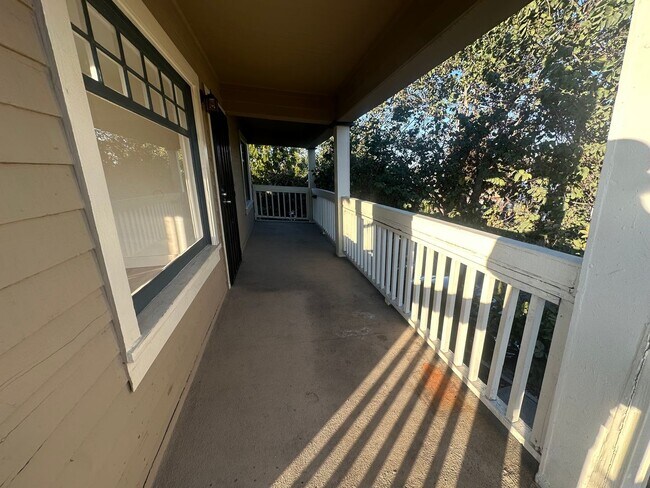 Building Photo - UPGRADED 4 BEDROOM NEAR DRAKE PARK!