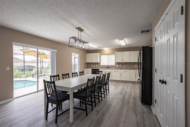 Building Photo - 341 Aster Dr