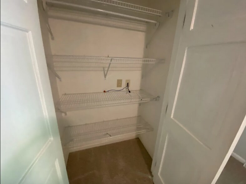 Building Photo - Room in House on Kilarney Dr