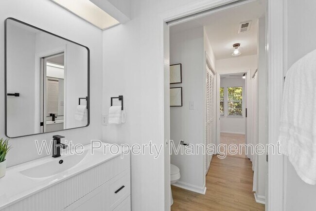 Building Photo - 9231 Kings Canyon Dr