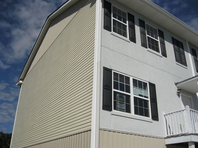 Building Photo - Spacious Two Story, Quiet Neighborhood