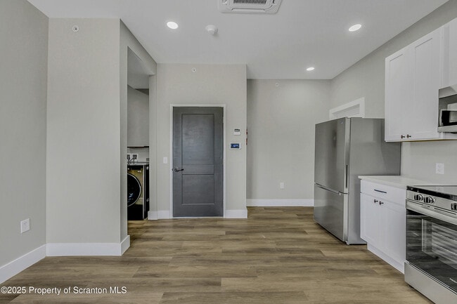 Building Photo - 215 Hickory St