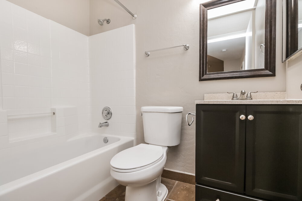 Building Photo - 1042 S Canal Dr