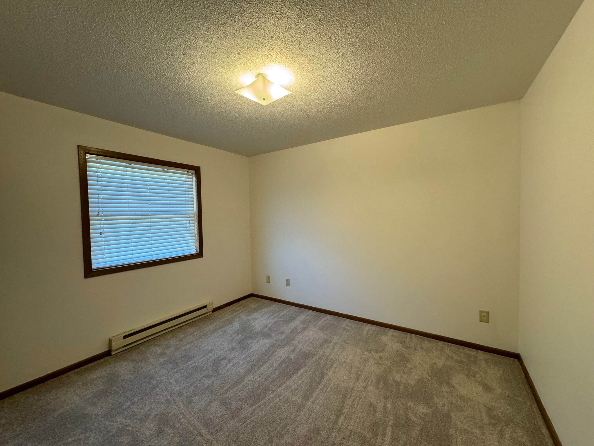 Building Photo - 2318 Meadow Ln