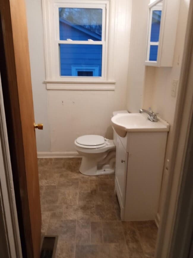 Building Photo - 2/1 within walking distance to downtown Sh...