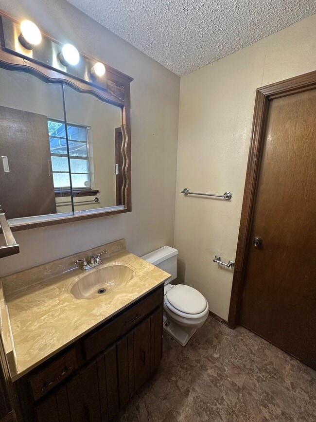 Building Photo - 3/2/2 Located of Washington and Hillside