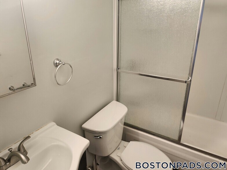 Building Photo - 507 Main St