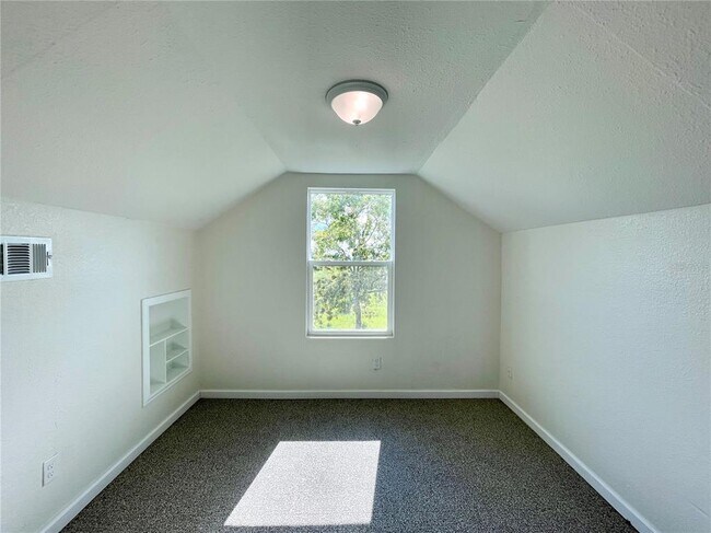 Building Photo - 11490 NE 30th St