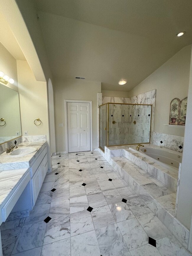 Building Photo - Ocean view home on the hill in Santa Cruz!