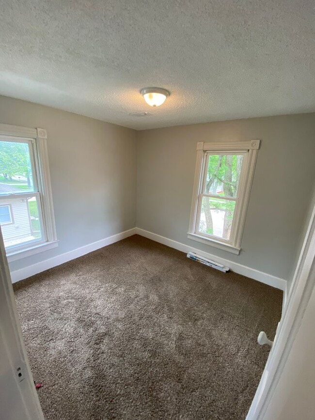 Building Photo - Newly Updated 2 Bedroom