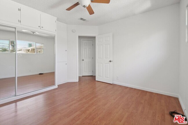Building Photo - 6612 De Longpre Ave