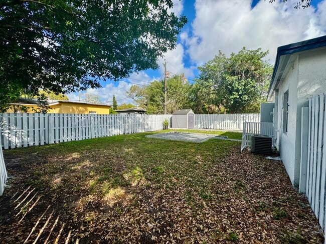 Building Photo - 839 NW 16th Terrace