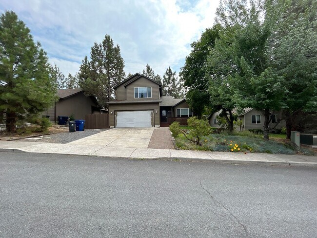 Primary Photo - 3 Bedroom Home in SW Bend Just Minutes Fro...