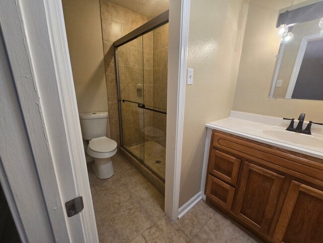 Building Photo - Spacious 5 Bedroom Single Home with Modern Comforts and Great Outdoor Space