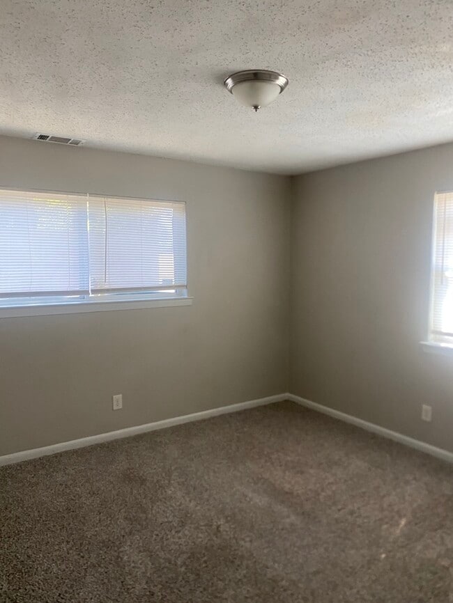 Building Photo - 939 E Red Bird Ln