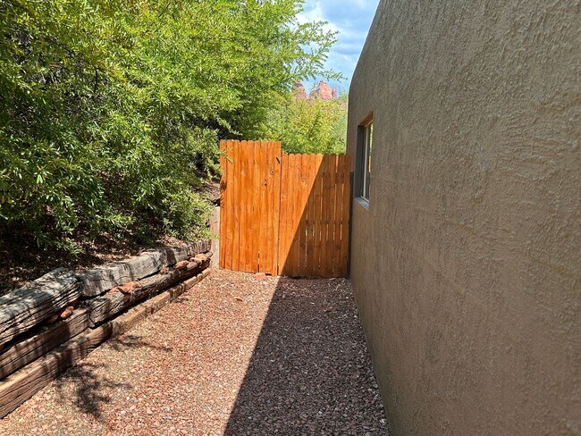 Building Photo - APARTMENT - UPTOWN SEDONA