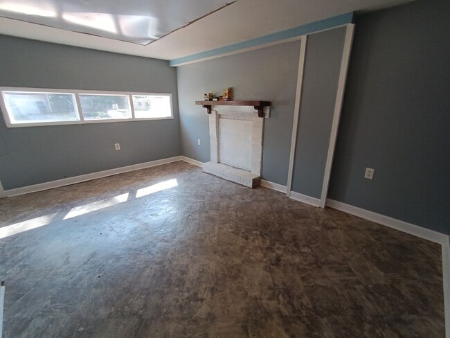 Building Photo - Half off first month rent move in special