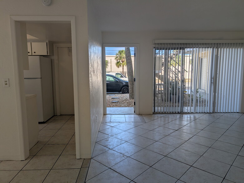 Building Photo - 2597 N Oleander Ave